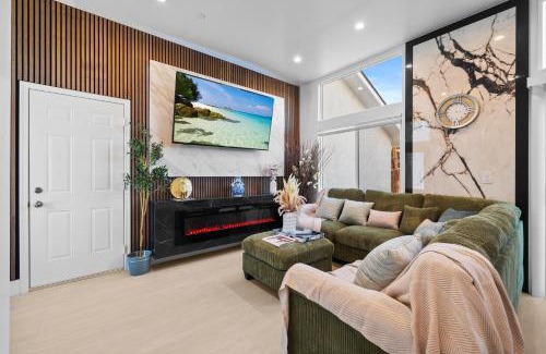 Bostonia Casa | Entire Private 3BR - 2Bth w Yard, Parking, King Bed, Hot Tub