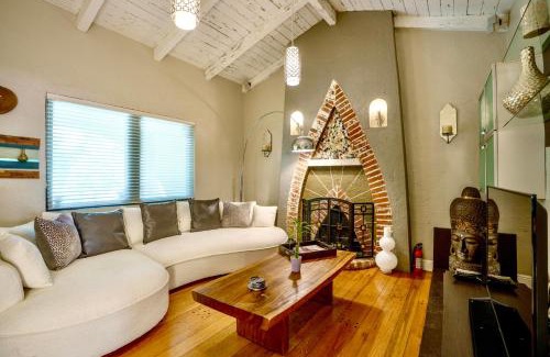 Seybold Casa | Entire private Beautiful 2 Bedroom plus Den House with gated front&back yard and Free parking 10min drive to Miami Beach
