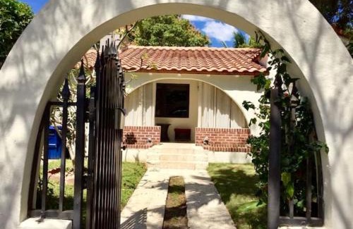 Seybold Casa | Entire private Beautiful 2 Bedroom plus Den House with gated front&back yard and Free parking 10min drive to Miami Beach