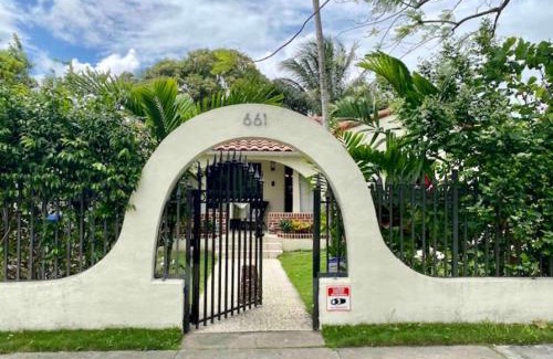 Seybold Casa | Entire private Beautiful 2 Bedroom plus Den House with gated front&back yard and Free parking 10min drive to Miami Beach