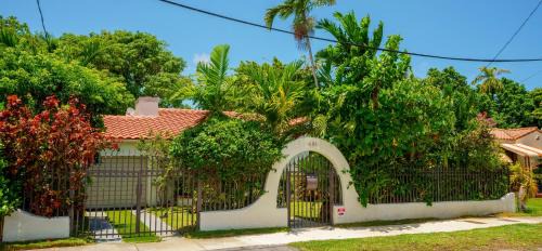 Seybold Casa | Entire private Beautiful 2 Bedroom plus Den House with gated front&back yard and Free parking 10min drive to Miami Beach