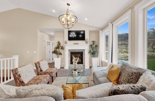 Perry Casa | ❤️ Entire Private Home - Hot tub - Garage - Gas Fireplaces - Air Hocky Table
