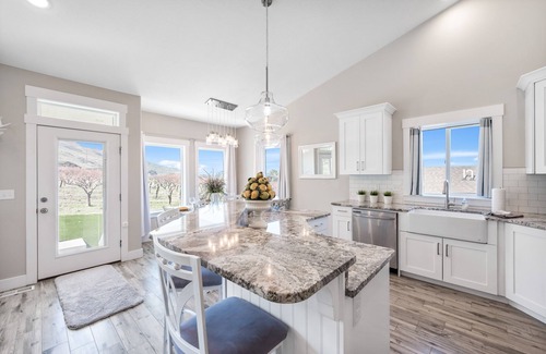 Perry Casa | ❤️ Entire Private Home - Hot tub - Garage - Gas Fireplaces - Air Hocky Table