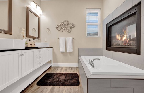 Perry Casa | ❤️ Entire Private Home - Hot tub - Garage - Gas Fireplaces - Air Hocky Table