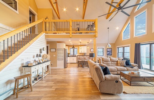 Bethel Chalet De Esquí | Entire private modern 3-bedroom chalet, Hot Tub, Wifi, 15 mins from Sunday River