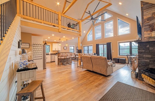 Bethel Chalet De Esquí | Entire private modern 3-bedroom chalet, Hot Tub, Wifi, 15 mins from Sunday River