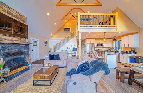 Bethel Chalet De Esquí | Entire private modern 3-bedroom chalet, Hot Tub, Wifi, 15 mins from Sunday River
