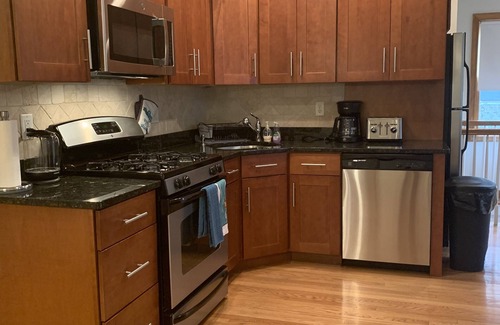 Allston Apartamento | ENTIRE RENTAL UNIT SPACIOUS TWO BED WITH PARKING