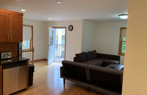 Allston Apartamento | ENTIRE RENTAL UNIT SPACIOUS TWO BED WITH PARKING