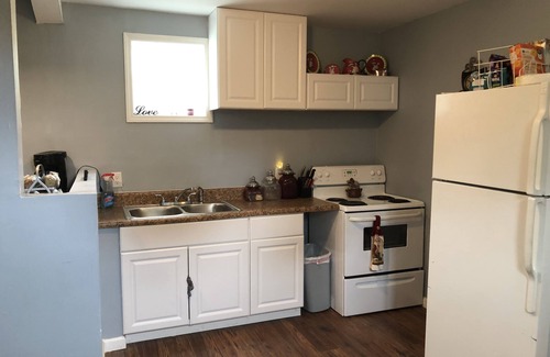 Albany Apartamento | Entire Space, 2 private bath! 2bdrm-Apt in guest barn complex. Private entry!