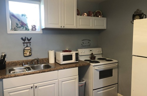 Albany Apartamento | Entire Space, 2 private bath! 2bdrm-Apt in guest barn complex. Private entry!