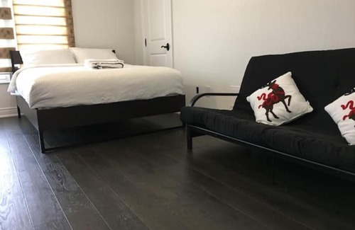 Richmond Hill Casa | Entire Studio House, Full Kitchen, Bath, Free Parking