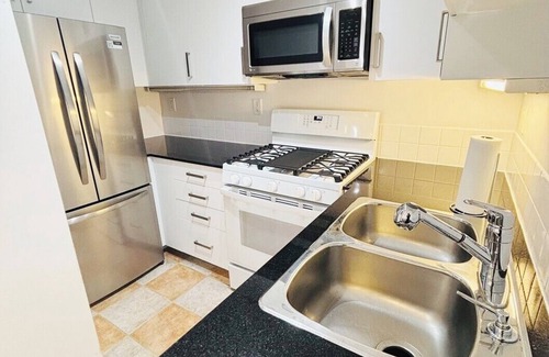 Chinatown Condominio | Entire Suite, High FL with a Stunning Downtown View + 1 Free Underground Parking
