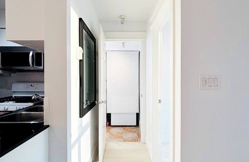 Chinatown Condominio | Entire Suite, High FL with a Stunning Downtown View + 1 Free Underground Parking