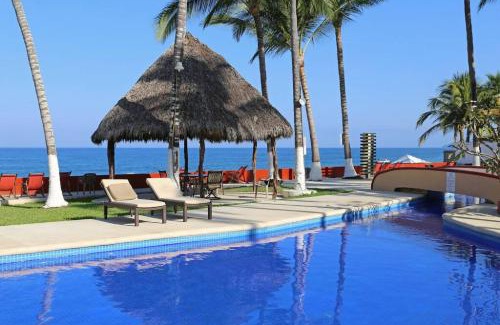 North End Casa | Entire Tocayo Steps to Beach and Surf 4BD Condo with Master Suite