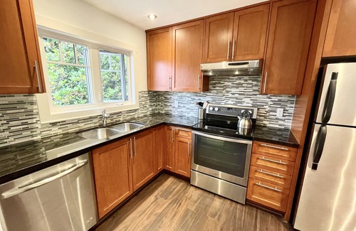 District of North Vancouver Casa | Entire top-level house & private deck, walking distance to forest attractions