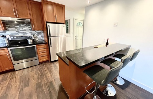 District of North Vancouver Casa | Entire top-level house & private deck, walking distance to forest attractions