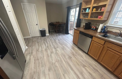 Glen Burnie Casa | Entire Townhouse Near BWI , Orioles, and Ravens. Find Your Home Away From Home!