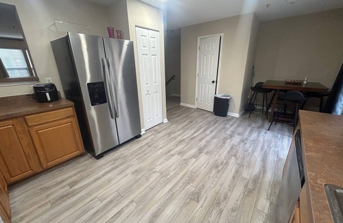 Glen Burnie Casa | Entire Townhouse Near BWI , Orioles, and Ravens. Find Your Home Away From Home!