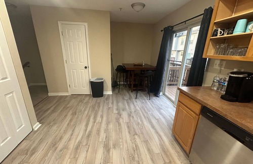 Glen Burnie Casa | Entire Townhouse Near BWI , Orioles, and Ravens. Find Your Home Away From Home!