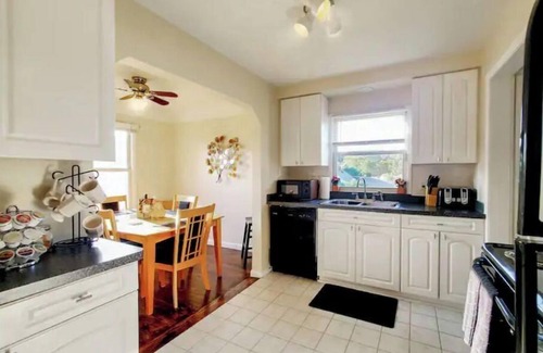 Pontiac Casa | Entire tri-level home with a king master and patio