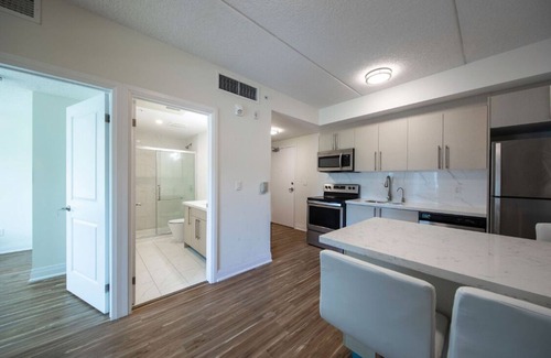 Waterloo Condominio | Entire Two Bedroom Apartment With Ensuite Laundry at Center of Waterloo