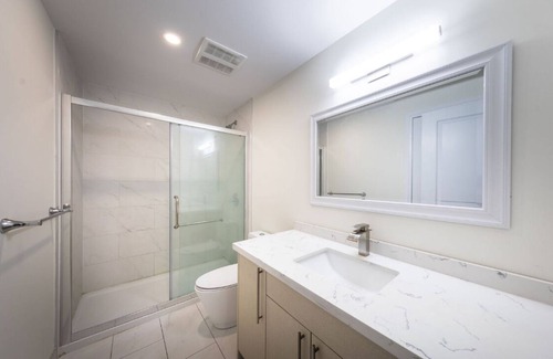 Waterloo Condominio | Entire Two Bedroom Apartment With Ensuite Laundry at Center of Waterloo