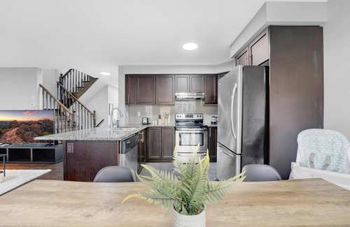 Kitchener Casa | Entire Two Storey+4 Bed+Ping-Pong+65" TV+Enclosed Backyard