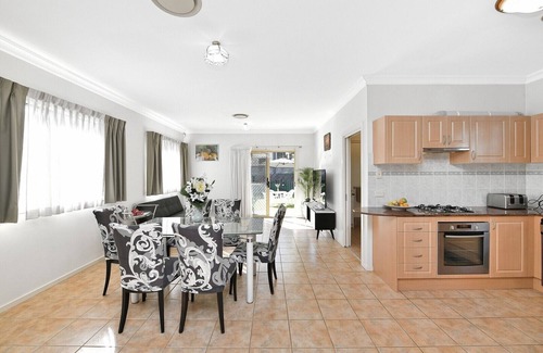 Bexley North Casa | Entire Two Storey House 4/5BR Close to Train Station Airport and Sydney CBD