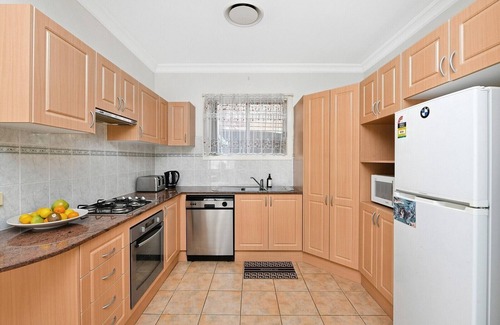 Bexley North Casa | Entire Two Storey House 4/5BR Close to Train Station Airport and Sydney CBD