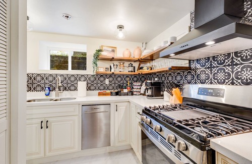 University District Casa | Entire Upgraded Historical House 7-bedroom 6 bathroom in U District with AC