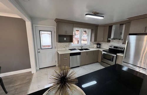 Newtonbrook Casa | Entire Upper Suite. Newtonbrook Updated Suite.