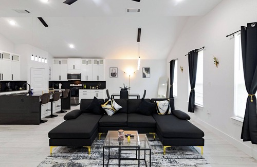 Dallas Casa | Entire Vacation House in Dallas that serves almost all your needs.