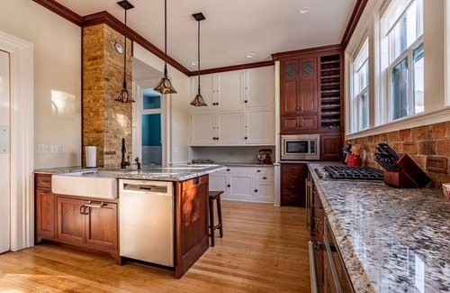 Oshkosh Casa | Entire Victorian Mansion - Near Main St & Farmer’s Mkt - Sleeps12