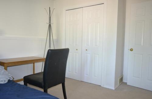 Northwest Calgary Apartamento | Entire Walkout Suite with Bathroom, Full Kitchen and Living Room