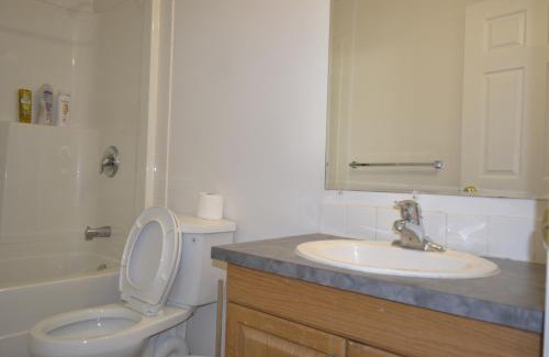 Northwest Calgary Apartamento | Entire Walkout Suite with Bathroom, Full Kitchen and Living Room
