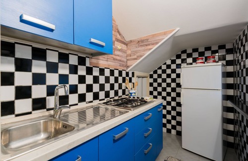 Tuglie Apartamento | Entrada, sala de estar, cocina, 3 habitaciones amplias, 4p dormitorios, 2 baños, jardín, lugar de coche