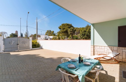 Tuglie Apartamento | Entrada, sala de estar, cocina, 3 habitaciones amplias, 4p dormitorios, 2 baños, jardín, lugar de coche