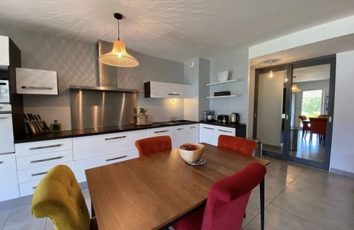 Veyrier-du-Lac Condominio | EOS : Lake view with terrace, swimming pool and private parking lot