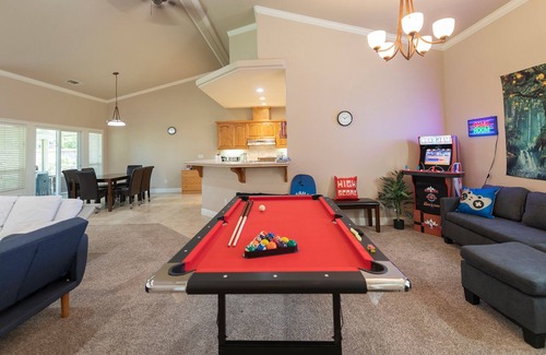 Redding Casa | 🔥EPIC Executive Luxury! ❤️Arcades🕹 Jacuzzi 🌊 Pool 🎱