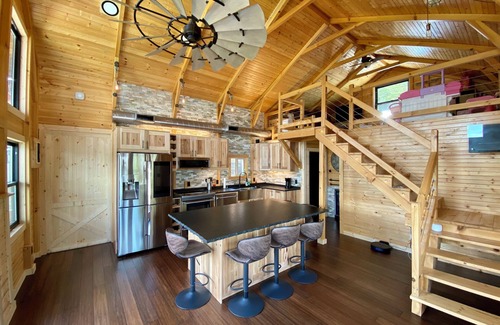 Williamstown Cabina | Epic Family Lake Getaway - 5 Min to Ark, Gameroom, 100ft Dock, Hot Tub, Sauna