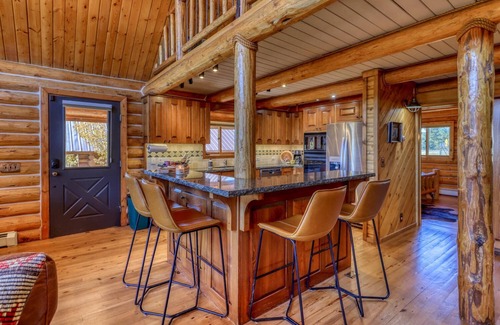 Pagosa Springs Cabina | Epic Mountain Cabin on 5 Acres, Hot Tub, Fireplace, Wildlife, Near Amenities, 5 Minutes to Town!