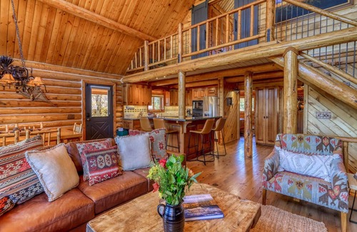 Pagosa Springs Cabina | Epic Mountain Cabin on 5 Acres, Hot Tub, Fireplace, Wildlife, Near Amenities, 5 Minutes to Town!