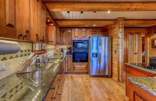 Pagosa Springs Cabina | Epic Mountain Cabin on 5 Acres, Hot Tub, Fireplace, Wildlife, Near Amenities, 5 Minutes to Town!