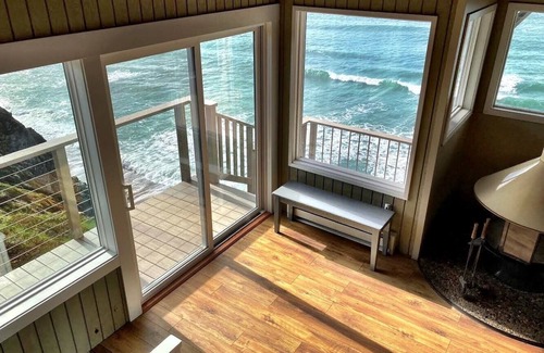 Dillon Beach Casa | Absolute Oceanfront on Bluff w / Crashing Surf