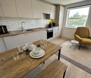 Epsom Apartamento | Epsom High Street Retreat Stylish 1-Bed Flat