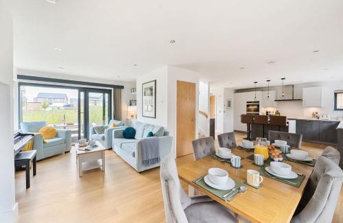 Holworth Casa | Equinox