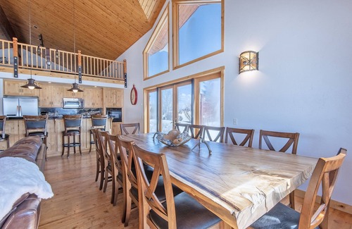 Driggs Chalet De Esquí | Equipped family-sized ski chalet in Driggs, ID a short drive to Grand Targhee.