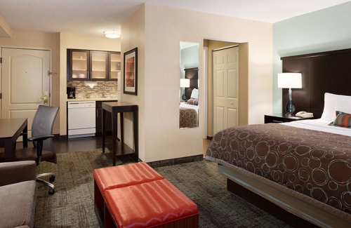 Buckhead Village Apartamento | Equipped King Studio with FREE SHUTTLE | Free Breakfast + Pool Access