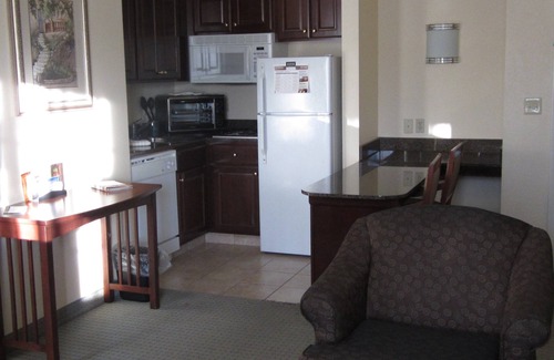 Kalamazoo Condominio | Suite Equipada | Centro de negocios, desayuno diario gratuito + piscina cubierta